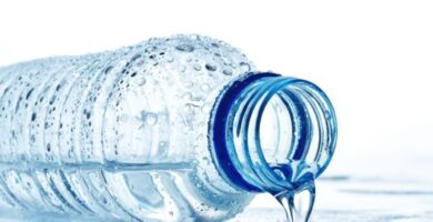 Investigadores encuentran microplásticos en agua embotellada